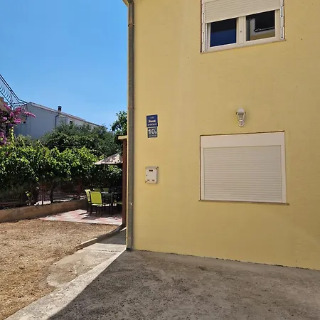 Jana Apartman *